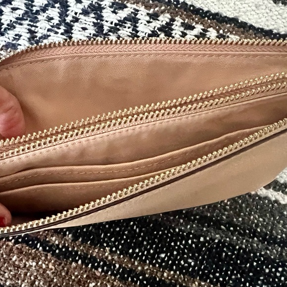 EUC Coach satchel bag and wristlet set…Soft Pink. Great bag. - Picture 6 of 14